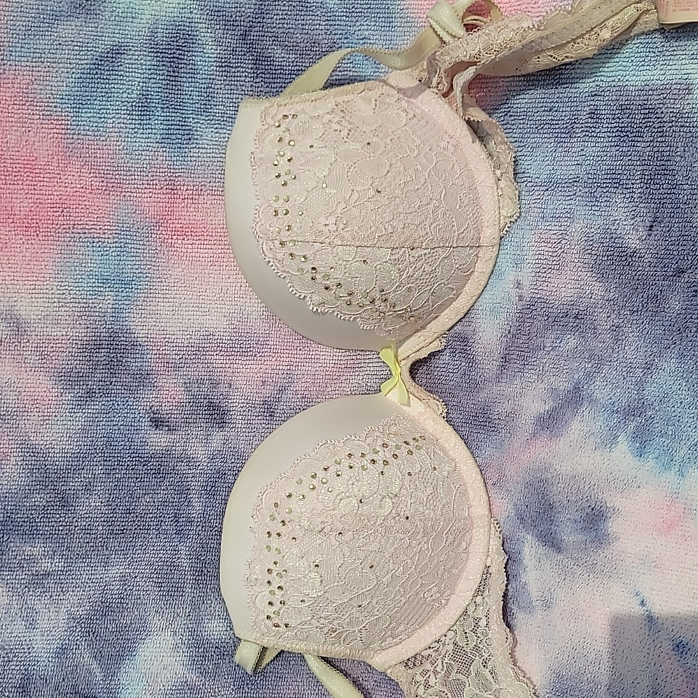 Victoria's secret dream angels push bra. Pink with rin stone. 32D